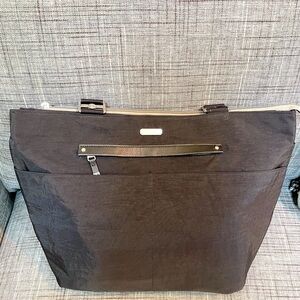 Baggallini All Around Shoulder tote in black